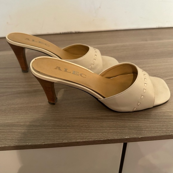 Vintage Alec “Marty” heels - Picture 2 of 5